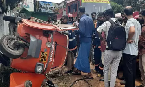 കെഎസ്ആർടിസി ബസിടിച്ച് ഗ്യാസ് സിലിണ്ടർ കയറ്റിയ പെട്ടി ഓട്ടോ മറിഞ്ഞു;ഓട്ടോ ഡ്രൈവർക്കും സഹായിക്കും പരിക്കേറ്റു