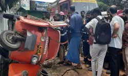 കെഎസ്ആർടിസി ബസിടിച്ച് ഗ്യാസ് സിലിണ്ടർ കയറ്റിയ പെട്ടി ഓട്ടോ മറിഞ്ഞു;ഓട്ടോ ഡ്രൈവർക്കും സഹായിക്കും പരിക്കേറ്റു