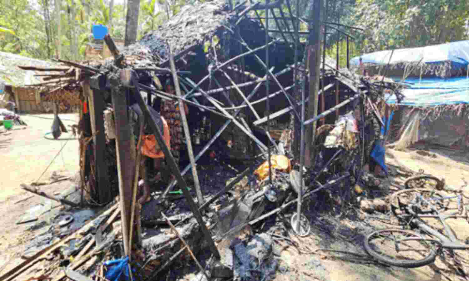ഗ്യാസ് അടുപ്പിൽനിന്ന് തീ പടർന്ന് വീട് കത്തിനശിച്ചു ഗ്യാസ് അടുപ്പിൽനിന്ന് തീ പടർന്ന് വീട് കത്തിനശിച്ചു