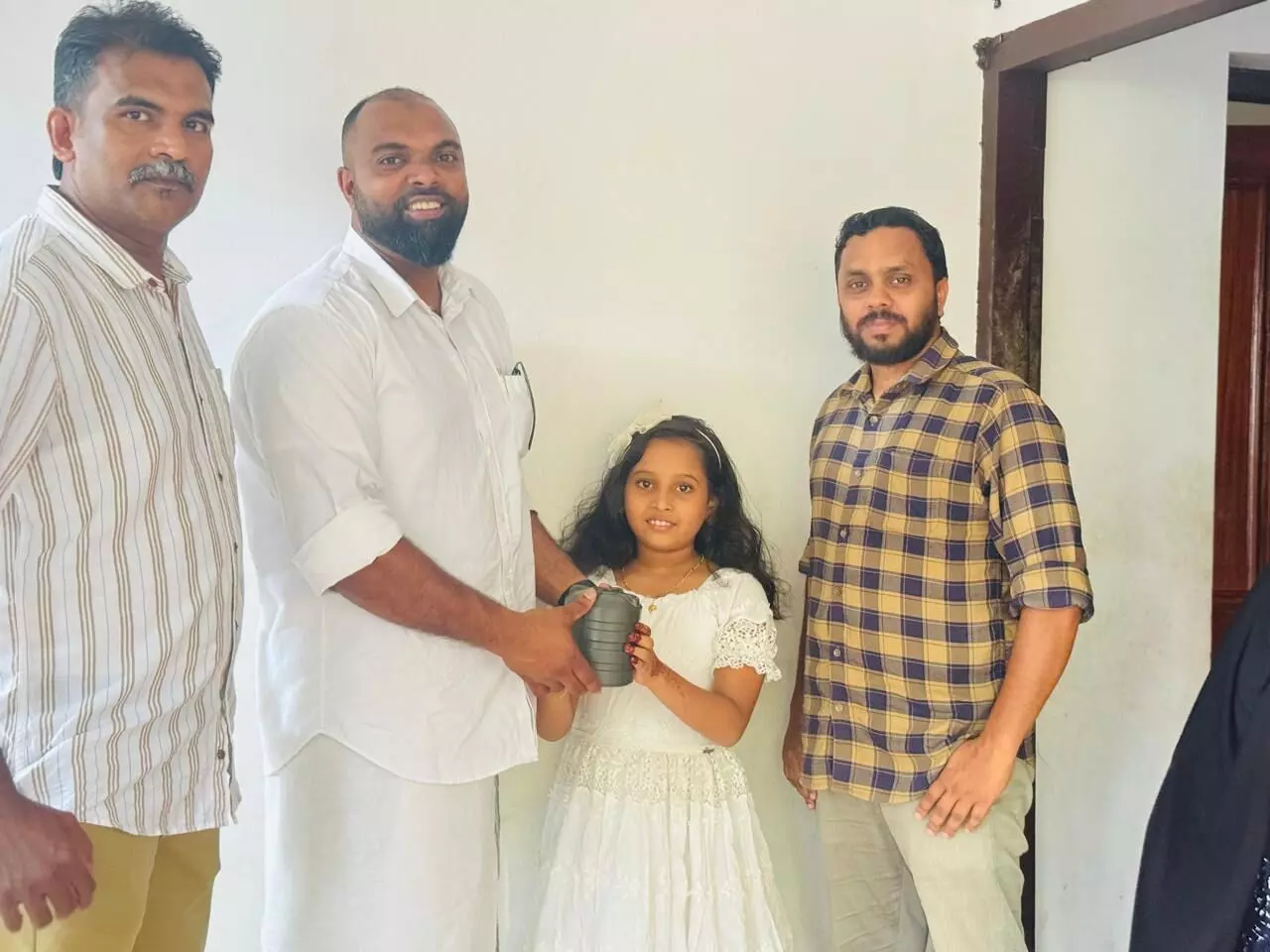 അബ്ദുര്റഹീമിന്റെ മോചനത്തിനായി കുഞ്ഞുകരുതല്; സൈക്കിള് വാങ്ങാന് സ്വരൂപിച്ച ഫണ്ട് കൈമാറി കൊച്ചുമിടുക്കി അബ്ദുര്റഹീമിന്റെ മോചനത്തിനായി കുഞ്ഞുകരുതല്; സൈക്കിള് വാങ്ങാന് സ്വരൂപിച്ച ഫണ്ട് കൈമാറി കൊച്ചുമിടുക്കി