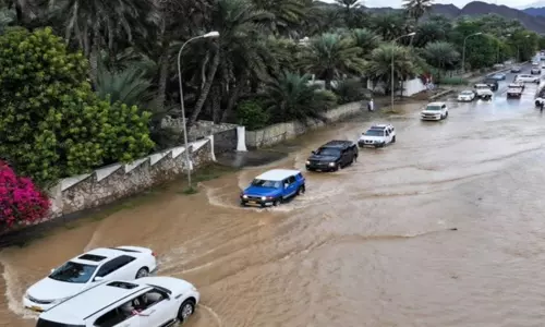 ഒമാനില് മഴ തുടരുന്നു; മരണം 15 ആയി ഒമാനില് മഴ തുടരുന്നു; മരണം 15 ആയി