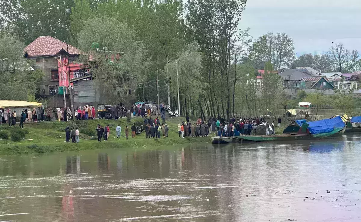 ശ്രീനഗറില് ബോട്ട് മറിഞ്ഞ് നാല് മരണം; നിരവധി പേരെ കാണാതായി ശ്രീനഗറില് ബോട്ട് മറിഞ്ഞ് നാല് മരണം; നിരവധി പേരെ കാണാതായി
