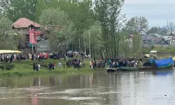 ശ്രീനഗറില് ബോട്ട് മറിഞ്ഞ് ആറ് കുട്ടികള് മരിച്ചു; 10 പേരെ കാണാതായി ശ്രീനഗറില് ബോട്ട് മറിഞ്ഞ് ആറ് കുട്ടികള് മരിച്ചു; 10 പേരെ കാണാതായി