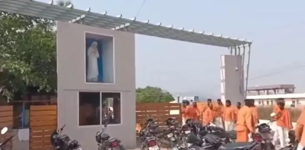 തെലങ്കാനയില് ക്രിസ്ത്യന് സ്കൂളിനു നേരെ ഹിന്ദുത്വരുടെ ആക്രമണം; ജയ് ശ്രീറാം വിളിച്ച് അടിച്ചുതകര്ത്തു(വീഡിയോ) തെലങ്കാനയില് ക്രിസ്ത്യന് സ്കൂളിനു നേരെ ഹിന്ദുത്വരുടെ ആക്രമണം; ജയ് ശ്രീറാം വിളിച്ച് അടിച്ചുതകര്ത്തു(വീഡിയോ)