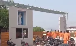 തെലങ്കാനയില് ക്രിസ്ത്യന് സ്കൂളിനു നേരെ ഹിന്ദുത്വരുടെ ആക്രമണം; ജയ് ശ്രീറാം വിളിച്ച് അടിച്ചുതകര്ത്തു(വീഡിയോ) തെലങ്കാനയില് ക്രിസ്ത്യന് സ്കൂളിനു നേരെ ഹിന്ദുത്വരുടെ ആക്രമണം; ജയ് ശ്രീറാം വിളിച്ച് അടിച്ചുതകര്ത്തു(വീഡിയോ)