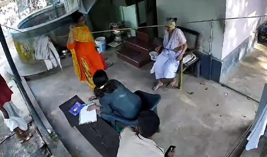 വീട്ടിലെത്തി വോട്ട്: രഹസ്യ സ്വഭാവം കാക്കുന്നതില് വീഴ്ച; പോളിങ് ഉദ്യോഗസ്ഥര്ക്ക് സസ്പെന്ഷന് വീട്ടിലെത്തി വോട്ട്: രഹസ്യ സ്വഭാവം കാക്കുന്നതില് വീഴ്ച; പോളിങ് ഉദ്യോഗസ്ഥര്ക്ക് സസ്പെന്ഷന്