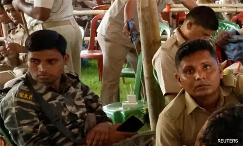 കൂച്ച്ബിഹാറില് തിരഞ്ഞെടുപ്പ് ഡ്യൂട്ടിയില് ഉണ്ടായിരുന്ന സിആര്പിഎഫ് ജവാനെ പോളിങ് ബൂത്തിലെ ശൗചാലയത്തില് മരിച്ചനിലയില് കണ്ടെത്തി കൂച്ച്ബിഹാറില് തിരഞ്ഞെടുപ്പ് ഡ്യൂട്ടിയില് ഉണ്ടായിരുന്ന സിആര്പിഎഫ് ജവാനെ പോളിങ് ബൂത്തിലെ ശൗചാലയത്തില് മരിച്ചനിലയില് കണ്ടെത്തി