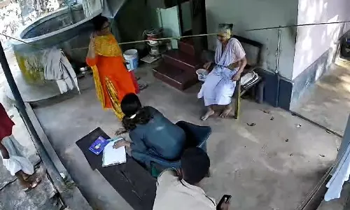 വീട്ടിലെത്തി വോട്ട്: രഹസ്യ സ്വഭാവം കാക്കുന്നതില്‍ വീഴ്ച; പോളിങ് ഉദ്യോഗസ്ഥര്‍ക്ക് സസ്‌പെന്‍ഷന്‍