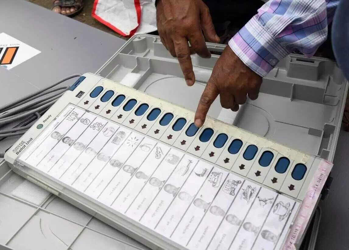 കണ്ണൂരില് കളളവോട്ട് പരാതി; വീട്ടിലെ വോട്ട് സംവിധാനത്തില് ആള്മാറാട്ടം നടത്തി വോട്ട് ചെയ്തെന്ന് എല്ഡിഎഫ് കണ്ണൂരില് കളളവോട്ട് പരാതി; വീട്ടിലെ വോട്ട് സംവിധാനത്തില് ആള്മാറാട്ടം നടത്തി വോട്ട് ചെയ്തെന്ന് എല്ഡിഎഫ്