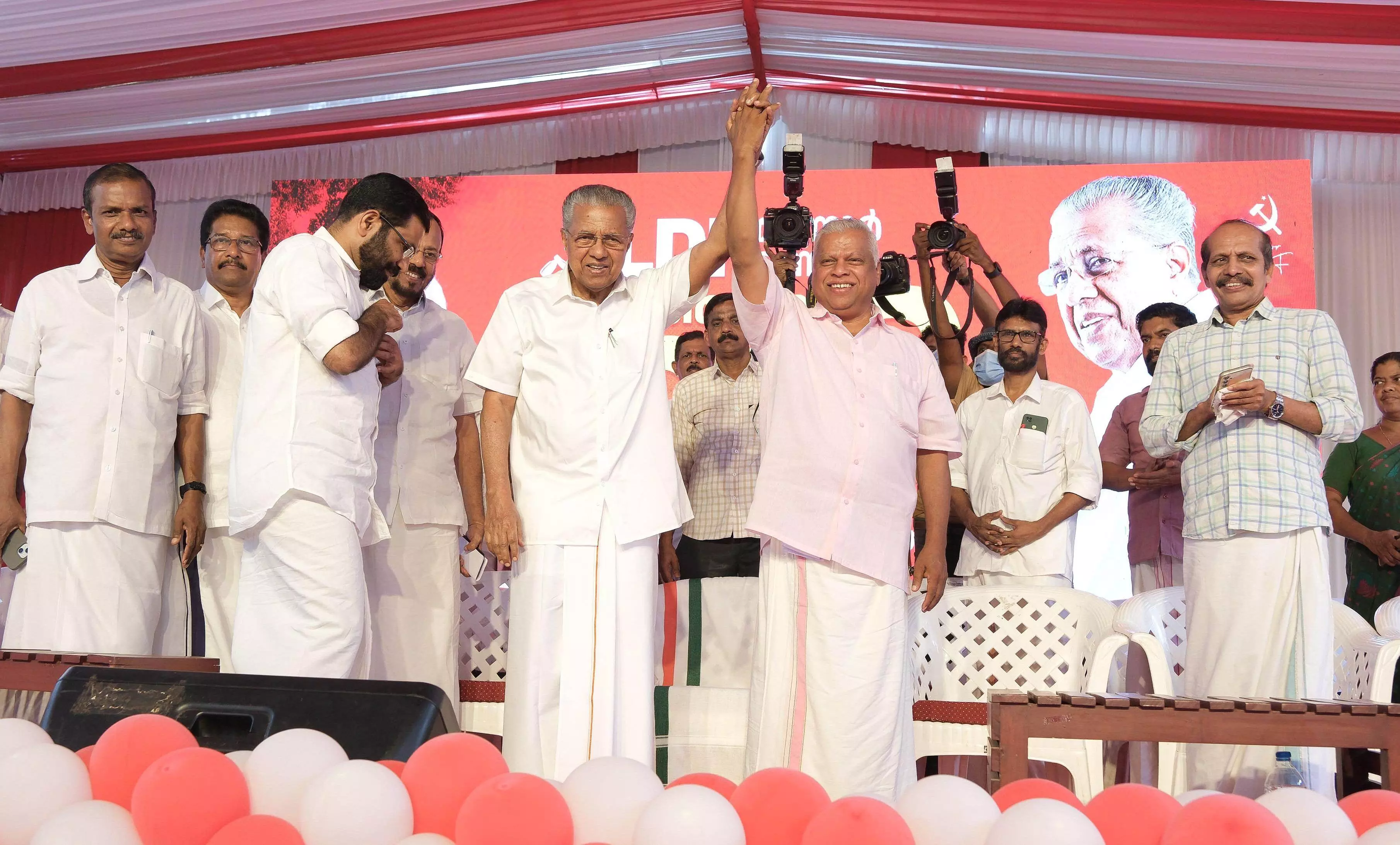 മുസ് ലിം വിരുദ്ധ പ്രസംഗം; പ്രധാനമന്ത്രിക്കെതിരേ തിരഞ്ഞെടുപ്പ് കമ്മീഷന് നടപടിയെടുക്കണം: മുഖ്യമന്ത്രി മുസ് ലിം വിരുദ്ധ പ്രസംഗം; പ്രധാനമന്ത്രിക്കെതിരേ തിരഞ്ഞെടുപ്പ് കമ്മീഷന് നടപടിയെടുക്കണം: മുഖ്യമന്ത്രി
