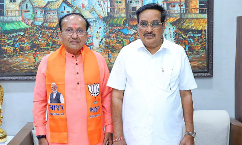 ഗുജറാത്തില് ബിജെപിക്ക് നാടകീയ ജയം; മാച്ച് ഫിക്സിങ്ങെന്ന് കോണ്ഗ്രസ് ഗുജറാത്തില് ബിജെപിക്ക് നാടകീയ ജയം; മാച്ച് ഫിക്സിങ്ങെന്ന് കോണ്ഗ്രസ്