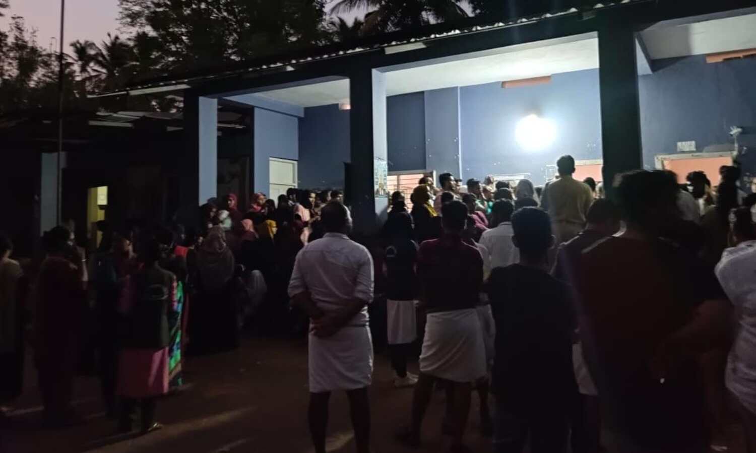 പലയിടത്തും രാത്രിയിലും നീണ്ടനിര; പോളിങ് ശതമാനം 70.03 പിന്നിട്ടു പലയിടത്തും രാത്രിയിലും നീണ്ടനിര; പോളിങ് ശതമാനം 70.03 പിന്നിട്ടു