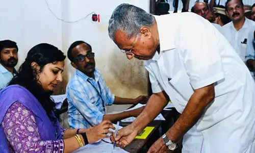 രാവിലെതന്നെ വോട്ട് രേഖപ്പെടുത്തി നേതാക്കള്; പ്രതീക്ഷയോടെ മുന്നണികള് രാവിലെതന്നെ വോട്ട് രേഖപ്പെടുത്തി നേതാക്കള്; പ്രതീക്ഷയോടെ മുന്നണികള്