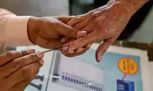 പത്തനംതിട്ടയില് ചിഹ്നം മാറിയെന്ന് പരാതി; വോട്ട് ചെയ്തപ്പോള് വി വി പാറ്റില് കാണിച്ചത് താമര പത്തനംതിട്ടയില് ചിഹ്നം മാറിയെന്ന് പരാതി; വോട്ട് ചെയ്തപ്പോള് വി വി പാറ്റില് കാണിച്ചത് താമര