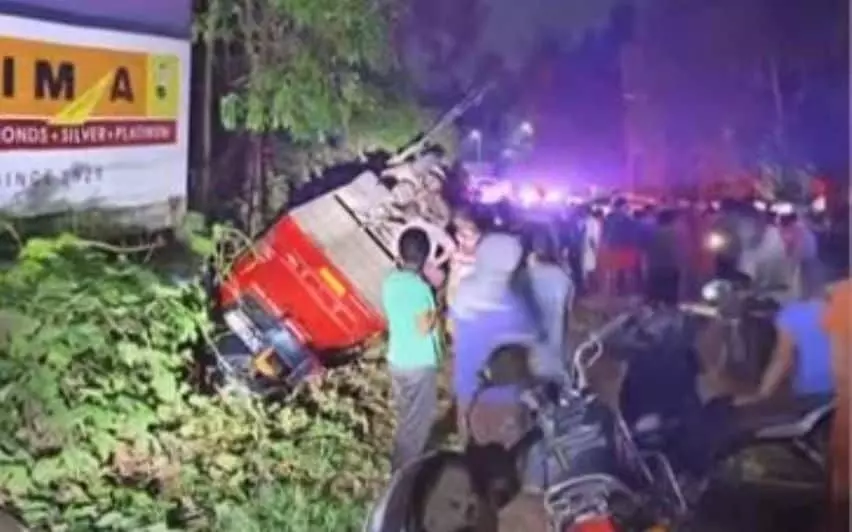 കോഴിക്കോട് ഫറോക്കില് ടൂറിസ്റ്റ് ബസ് മറിഞ്ഞ് കര്ണാടക സ്വദേശി മരിച്ചു; 18 പേര്ക്ക് പരിക്ക് കോഴിക്കോട് ഫറോക്കില് ടൂറിസ്റ്റ് ബസ് മറിഞ്ഞ് കര്ണാടക സ്വദേശി മരിച്ചു; 18 പേര്ക്ക് പരിക്ക്