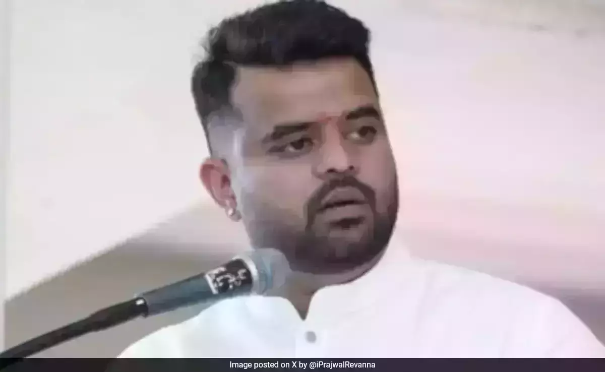ഹസനിലെ സിറ്റിങ് എം പിയായ സ്ഥാനാര്ഥിയുടെ അശ്ലീല വീഡിയോ പുറത്ത്; ജെഡിഎസിന് വന് തിരിച്ചടി ഹസനിലെ സിറ്റിങ് എം പിയായ സ്ഥാനാര്ഥിയുടെ അശ്ലീല വീഡിയോ പുറത്ത്; ജെഡിഎസിന് വന് തിരിച്ചടി