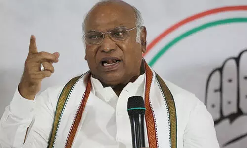 പാവപ്പെട്ടവരുടെ അവകാശങ്ങൾ കവർന്നെടുക്കാനാണ് ബിജെപി ശ്രമിക്കുന്നത് : ഖാർഗെ പാവപ്പെട്ടവരുടെ അവകാശങ്ങൾ കവർന്നെടുക്കാനാണ് ബിജെപി ശ്രമിക്കുന്നത് : ഖാർഗെ
