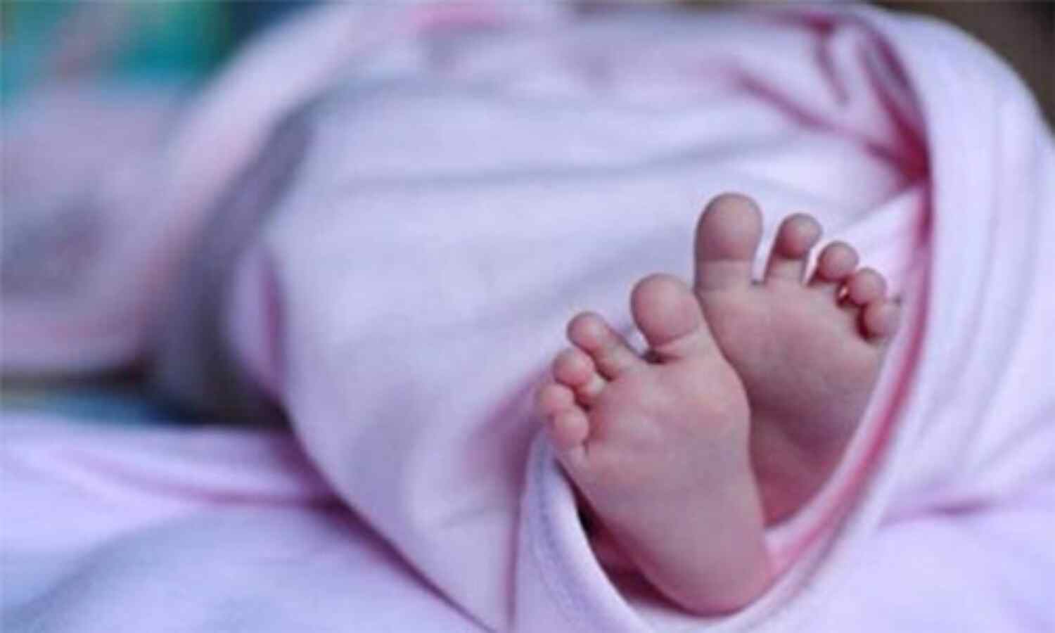 നടുറോഡില് പിഞ്ചുകുഞ്ഞിന്റെ മൃതദേഹം; ഫ്ളാറ്റില് നിന്ന് വലിച്ചെറിയുന്ന ദൃശ്യം പുറത്ത് നടുറോഡില് പിഞ്ചുകുഞ്ഞിന്റെ മൃതദേഹം; ഫ്ളാറ്റില് നിന്ന് വലിച്ചെറിയുന്ന ദൃശ്യം പുറത്ത്