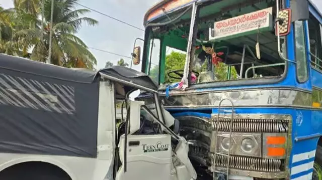 തൂശൂരില്‍ ബസ്സില്‍ ജീപ്പിടിച്ച് രണ്ട് മരണം; 12 പേര്‍ക്കു പരിക്ക്