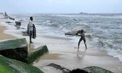 കള്ളക്കടല് പ്രതിഭാസ മുന്നറിയിപ്പ്; ബീച്ചിലേക്കുള്ള യാത്രയും കടലിലെ വിനോദങ്ങളും ഒഴിവാക്കണം കള്ളക്കടല് പ്രതിഭാസ മുന്നറിയിപ്പ്; ബീച്ചിലേക്കുള്ള യാത്രയും കടലിലെ വിനോദങ്ങളും ഒഴിവാക്കണം