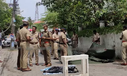 ഫ്ളാറ്റില്നിന്ന് കുഞ്ഞിനെ പുറത്തേക്കെറിഞ്ഞത് മാതാവ്; യുവതി ലൈംഗിക പീഡനത്തിന് ഇരയായെന്നു സംശയം ഫ്ളാറ്റില്നിന്ന് കുഞ്ഞിനെ പുറത്തേക്കെറിഞ്ഞത് മാതാവ്; യുവതി ലൈംഗിക പീഡനത്തിന് ഇരയായെന്നു സംശയം