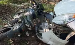 വയനാട് നെയ്ക്കുപ്പയിൽ വീട്ടിലേക്കുള്ള വഴിയിൽ നിർത്തിയിട്ട കാറും ബൈക്കും കാട്ടാന തകർത്തു