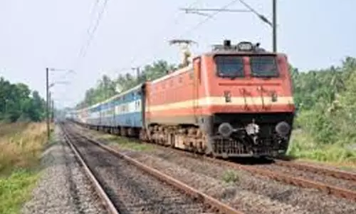 ഫറോക്കിൽ ട്രെയിൻ കയറുന്നതിനിടെ കാൽവഴുതി വീണ് യുവതിക്ക് ദാരുണാന്ത്യം ഫറോക്കിൽ ട്രെയിൻ കയറുന്നതിനിടെ കാൽവഴുതി വീണ് യുവതിക്ക് ദാരുണാന്ത്യം