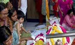 പ്രതിഷേധം അവസാനിപ്പിച്ചു; സംസ്കാരത്തിനുശേഷം ചർച്ച നടത്താൻ ധാരണ; നമ്പി രാജേഷിന്റെ മൃതദേഹം വീട്ടിലെത്തിച്ചു പ്രതിഷേധം അവസാനിപ്പിച്ചു; സംസ്കാരത്തിനുശേഷം ചർച്ച നടത്താൻ ധാരണ; നമ്പി രാജേഷിന്റെ മൃതദേഹം വീട്ടിലെത്തിച്ചു