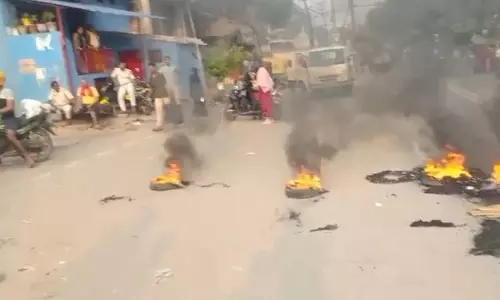 മാലിന്യക്കൂഴിയില് മൂന്നുവയസ്സുകാരന്റെ മൃതദേഹം; ബിഹാറില് നാട്ടുകാര് സ്കൂളിന് തീയിട്ടു മാലിന്യക്കൂഴിയില് മൂന്നുവയസ്സുകാരന്റെ മൃതദേഹം; ബിഹാറില് നാട്ടുകാര് സ്കൂളിന് തീയിട്ടു