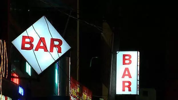 മദ്യനയംമാറ്റാന് രണ്ടര ലക്ഷം വീതം കോഴ; ബാറുടമ നേതാവിന്റെ ശബ്ദരേഖ വിവാദത്തില് മദ്യനയംമാറ്റാന് രണ്ടര ലക്ഷം വീതം കോഴ; ബാറുടമ നേതാവിന്റെ ശബ്ദരേഖ വിവാദത്തില്