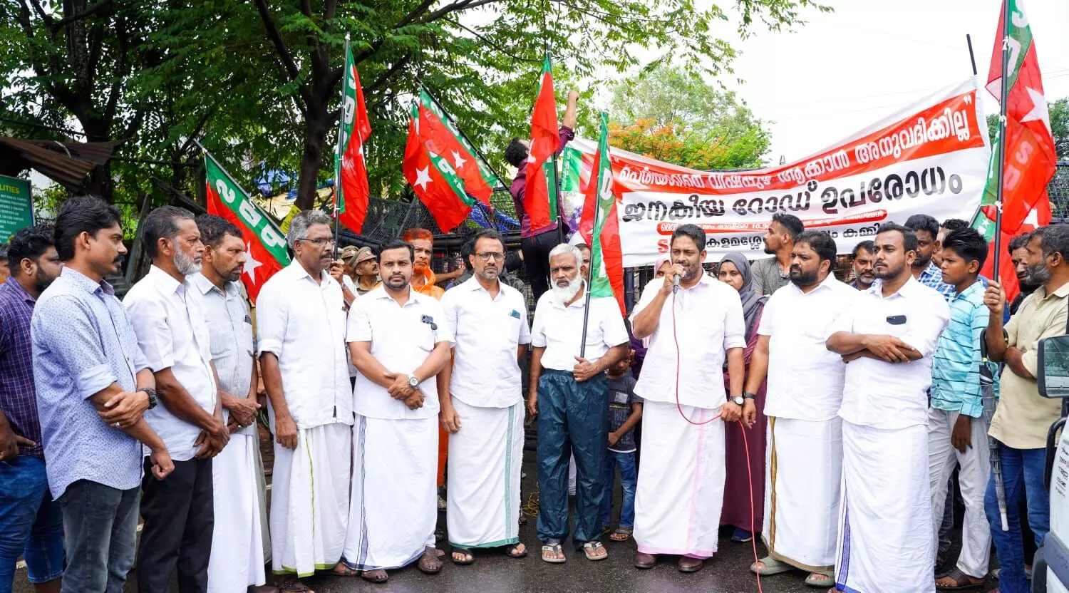പെരിയാര് മലിനീകരണപ്പെടുത്തുന്ന കമ്പനികള്ക്കെതിരേ എസ്ഡിപിഐ റോഡ് ഉപരോധിച്ചു പെരിയാര് മലിനീകരണപ്പെടുത്തുന്ന കമ്പനികള്ക്കെതിരേ എസ്ഡിപിഐ റോഡ് ഉപരോധിച്ചു