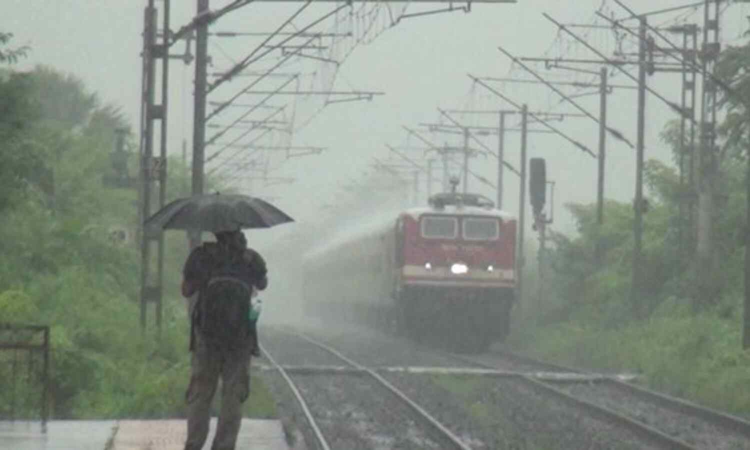കനത്ത മഴയും മോശം കാലാവസ്ഥയും ട്രെയിനുകള് വൈകിയോടുന്നു കനത്ത മഴയും മോശം കാലാവസ്ഥയും ട്രെയിനുകള് വൈകിയോടുന്നു