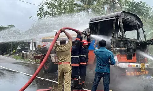 കോട്ടയത്ത് ഓടിക്കൊണ്ടിരുന്ന പെട്രോൾ ടാങ്കറിന് തീപിടിച്ചു കോട്ടയത്ത് ഓടിക്കൊണ്ടിരുന്ന പെട്രോൾ ടാങ്കറിന് തീപിടിച്ചു