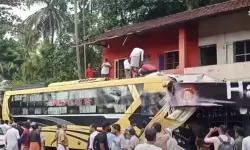 കൊടുവള്ളിയിൽ ബസ് കടയിലേക്ക് ഇടിച്ചുകയറി; ഒരു കുട്ടി ഉൾപ്പെടെ 10 പേര്‍ക്ക് പരിക്ക്