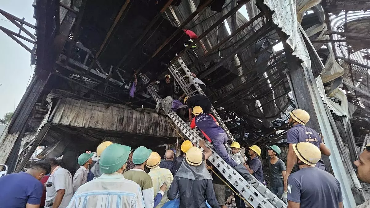 ഗുജറാത്തിലെ ഗെയിമിങ് സെന്ററിലെ തീപിടിത്തം: മരണം 32 ആയി ഗുജറാത്തിലെ ഗെയിമിങ് സെന്ററിലെ തീപിടിത്തം: മരണം 32 ആയി