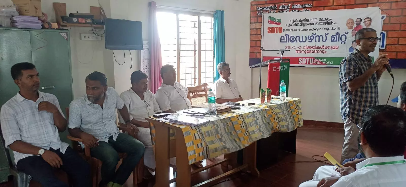 തൊഴിലാളി വഞ്ചകരെ തിരിച്ചറിയണം അഡ്വ : എ എ റഹീം തൊഴിലാളി വഞ്ചകരെ തിരിച്ചറിയണം അഡ്വ : എ എ റഹീം