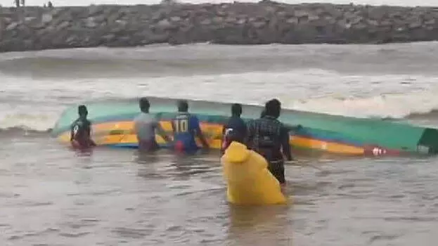 മുതലപ്പൊഴിയില് വള്ളം മറിഞ്ഞ് മല്സ്യത്തൊഴിലാളി മരിച്ചു മുതലപ്പൊഴിയില് വള്ളം മറിഞ്ഞ് മല്സ്യത്തൊഴിലാളി മരിച്ചു
