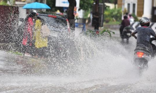 വെള്ളത്തില് മുങ്ങി കൊച്ചി; ഗതാഗതക്കുരുക്ക്; നെയ്യാറ്റിന്കരയില് ക്ഷേത്രത്തിന്റെ മതില് ഇടിഞ്ഞുവീണു വെള്ളത്തില് മുങ്ങി കൊച്ചി; ഗതാഗതക്കുരുക്ക്; നെയ്യാറ്റിന്കരയില് ക്ഷേത്രത്തിന്റെ മതില് ഇടിഞ്ഞുവീണു