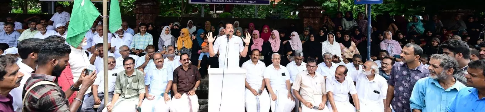 മലബാറിലെ പ്ലസ് വണ് സീറ്റ് പ്രശ്നം: മുസ് ലിം ലീഗ് കണ്ണൂരില് ധര്ണ നടത്തി മലബാറിലെ പ്ലസ് വണ് സീറ്റ് പ്രശ്നം: മുസ് ലിം ലീഗ് കണ്ണൂരില് ധര്ണ നടത്തി
