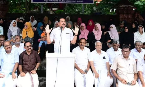 മലബാറിലെ പ്ലസ് വണ് സീറ്റ് പ്രശ്നം: മുസ് ലിം ലീഗ് കണ്ണൂരില് ധര്ണ നടത്തി മലബാറിലെ പ്ലസ് വണ് സീറ്റ് പ്രശ്നം: മുസ് ലിം ലീഗ് കണ്ണൂരില് ധര്ണ നടത്തി