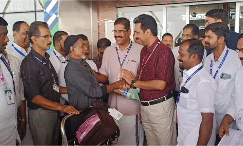 ഇഹ്റാം ധരിക്കാന് ഇനി മണിക്കൂറുകള്; ഹാജിമാര് കണ്ണൂര് എയര്പോര്ട്ടില് ഇഹ്റാം ധരിക്കാന് ഇനി മണിക്കൂറുകള്; ഹാജിമാര് കണ്ണൂര് എയര്പോര്ട്ടില്