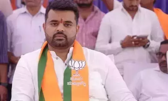 ബലാത്സംഗ കേസ് പ്രതി പ്രജ്വല് രേവണ്ണ ഹാസ്സനില് ലീഡ് ചെയ്യുന്നു ബലാത്സംഗ കേസ് പ്രതി പ്രജ്വല് രേവണ്ണ ഹാസ്സനില് ലീഡ് ചെയ്യുന്നു