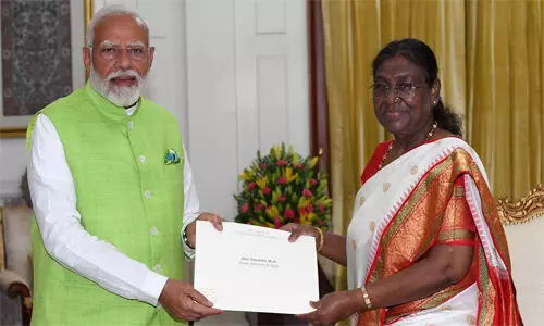 പ്രധാനമന്ത്രി നരേന്ദ്ര മോദി രാഷ്ട്രപതിക്ക് രാജിക്കത്ത് നൽകി; കാവൽ മന്ത്രിസഭ തുടരാൻ രാഷ്ട്രപതി നിര്ദ്ദേശം നൽകി പ്രധാനമന്ത്രി നരേന്ദ്ര മോദി രാഷ്ട്രപതിക്ക് രാജിക്കത്ത് നൽകി; കാവൽ മന്ത്രിസഭ തുടരാൻ രാഷ്ട്രപതി നിര്ദ്ദേശം നൽകി