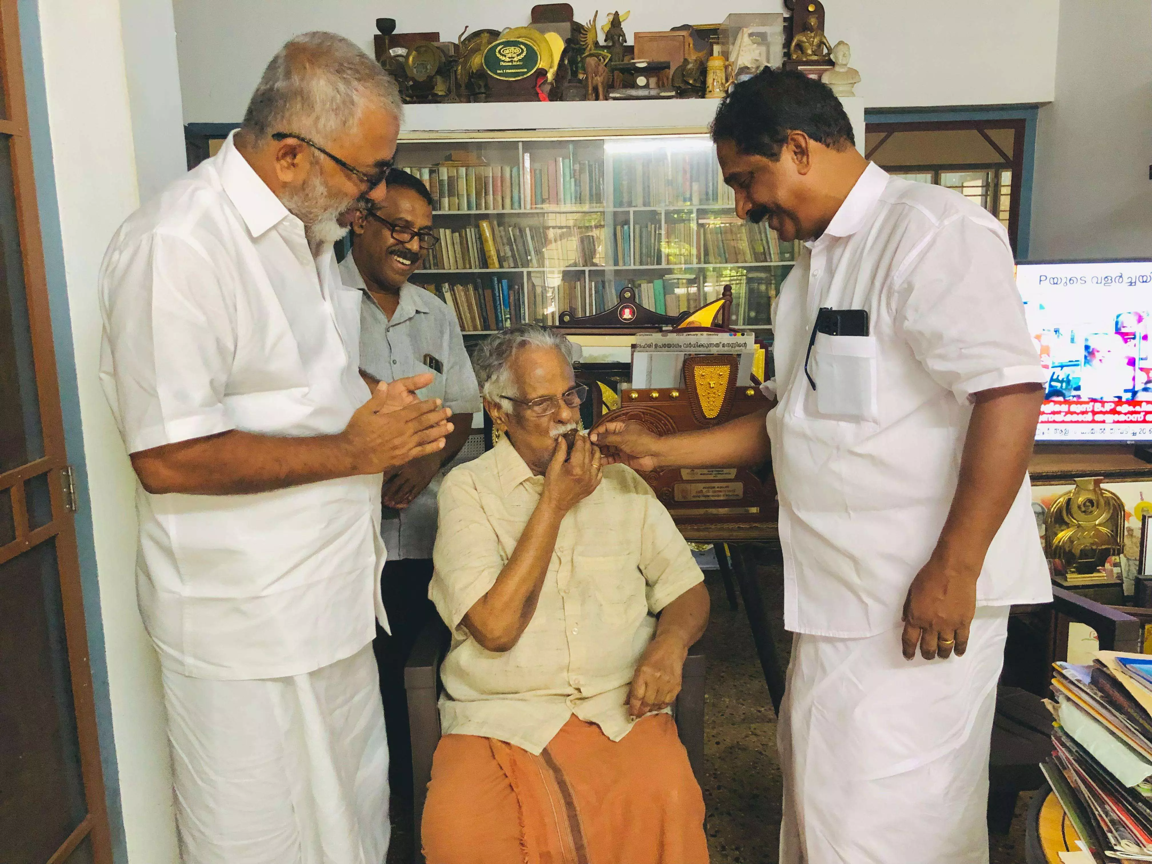 തിരഞ്ഞെടുപ്പ് ഫലം രാഹുല്ഗാന്ധിയുടെ ത്യാഗത്തിനും സഹനത്തിനും ലഭിച്ച പ്രതിഫലം: ടി പദ്മനാഭന് തിരഞ്ഞെടുപ്പ് ഫലം രാഹുല്ഗാന്ധിയുടെ ത്യാഗത്തിനും സഹനത്തിനും ലഭിച്ച പ്രതിഫലം: ടി പദ്മനാഭന്