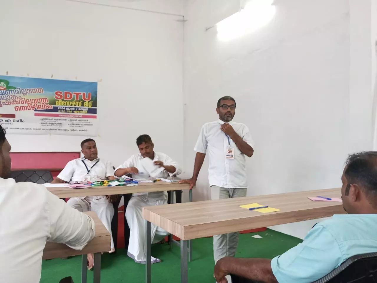 തൊഴിലാളികളെ അവഗണിച്ച് ഒരു സര്ക്കാരിനും മുന്നോട്ടു പോകാനാവില്ല അഡ്വ : എ എ റഹീം തൊഴിലാളികളെ അവഗണിച്ച് ഒരു സര്ക്കാരിനും മുന്നോട്ടു പോകാനാവില്ല അഡ്വ : എ എ റഹീം