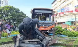 കെ.എസ്.ആര്‍.ടി.സി ബസിടിച്ച് തൃശ്ശൂരിലെ ശക്തന്‍ തമ്പുരാന്‍ പ്രതിമ തകര്‍ന്നു