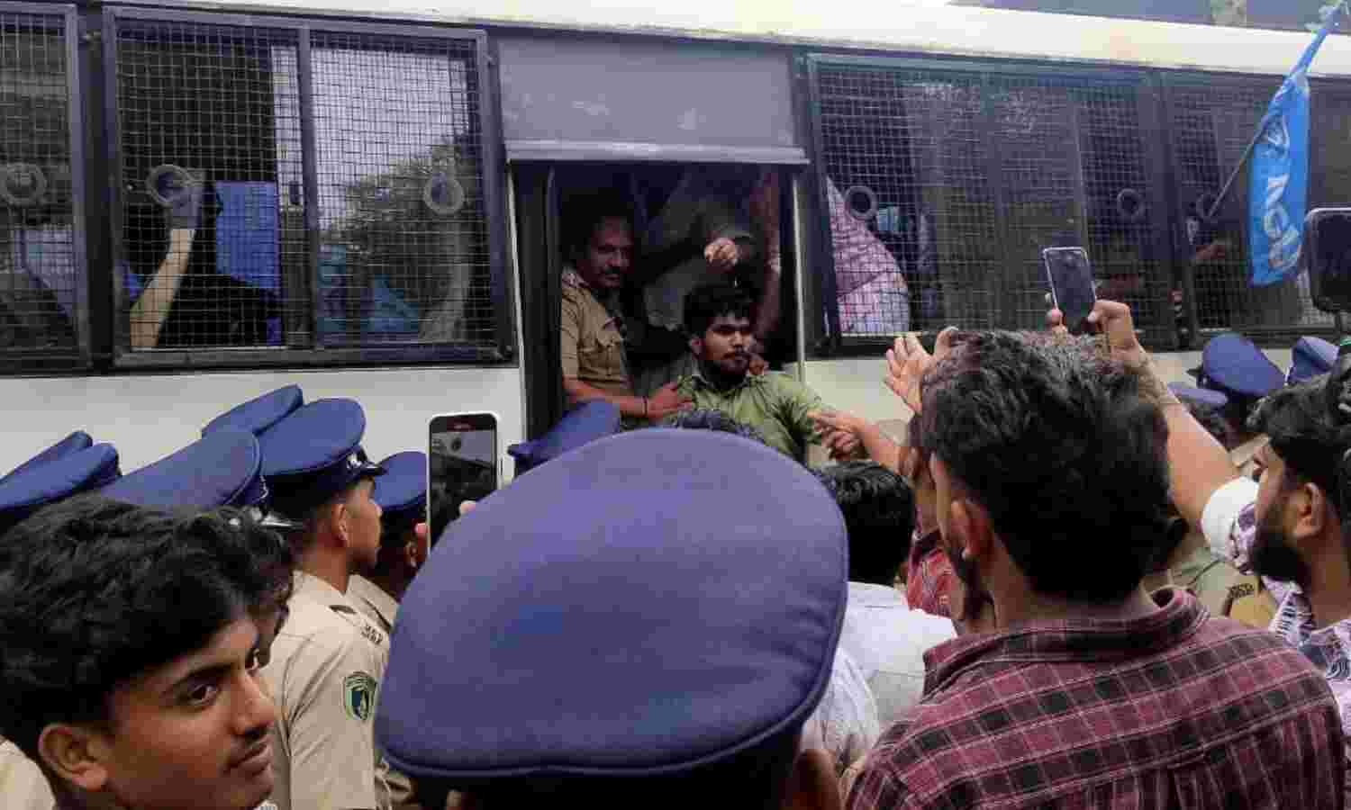 പ്ലസ് വണ് സീറ്റ് ലഭിക്കാത്തതില് വിദ്യാര്ഥിനിയുടെ ആത്മഹത്യ: കെഎസ് യു, എംഎസ്എഫ് മാര്ച്ചില് പ്രതിഷേധമിരമ്പി പ്ലസ് വണ് സീറ്റ് ലഭിക്കാത്തതില് വിദ്യാര്ഥിനിയുടെ ആത്മഹത്യ: കെഎസ് യു, എംഎസ്എഫ് മാര്ച്ചില് പ്രതിഷേധമിരമ്പി