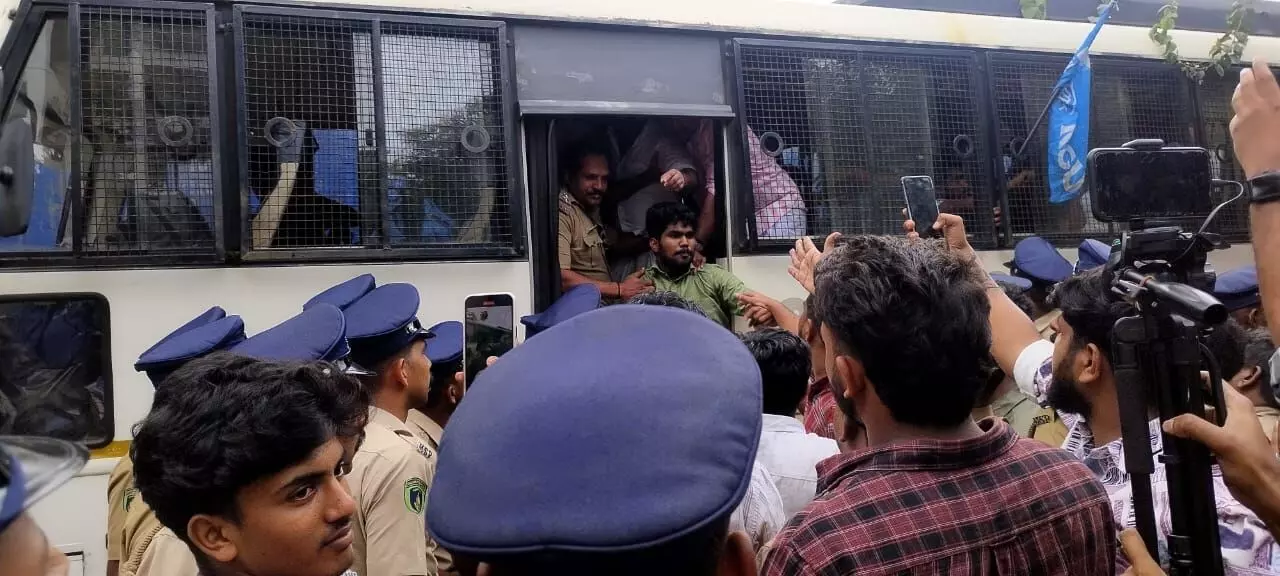 പ്ലസ് വണ് സീറ്റ് ലഭിക്കാത്തതില് വിദ്യാര്ഥിനിയുടെ ആത്മഹത്യ: കെഎസ് യു, എംഎസ്എഫ് മാര്ച്ചില് പ്രതിഷേധമിരമ്പി പ്ലസ് വണ് സീറ്റ് ലഭിക്കാത്തതില് വിദ്യാര്ഥിനിയുടെ ആത്മഹത്യ: കെഎസ് യു, എംഎസ്എഫ് മാര്ച്ചില് പ്രതിഷേധമിരമ്പി