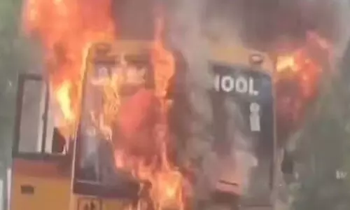 ആലപ്പുഴയിൽ സ്കൂള് ബസിന് തീപിടിച്ചു; വൻ ദുരന്തം ഒഴിവായി ആലപ്പുഴയിൽ സ്കൂള് ബസിന് തീപിടിച്ചു; വൻ ദുരന്തം ഒഴിവായി