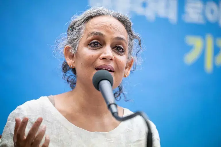 അരുന്ധതി റോയിയെ യുഎപിഎ പ്രകാരം പ്രോസിക്യൂട്ട് ചെയ്യാന് അനുമതി അരുന്ധതി റോയിയെ യുഎപിഎ പ്രകാരം പ്രോസിക്യൂട്ട് ചെയ്യാന് അനുമതി